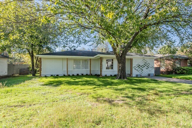 Primary Photo - CHARMING HOME Close to TCU Campus!