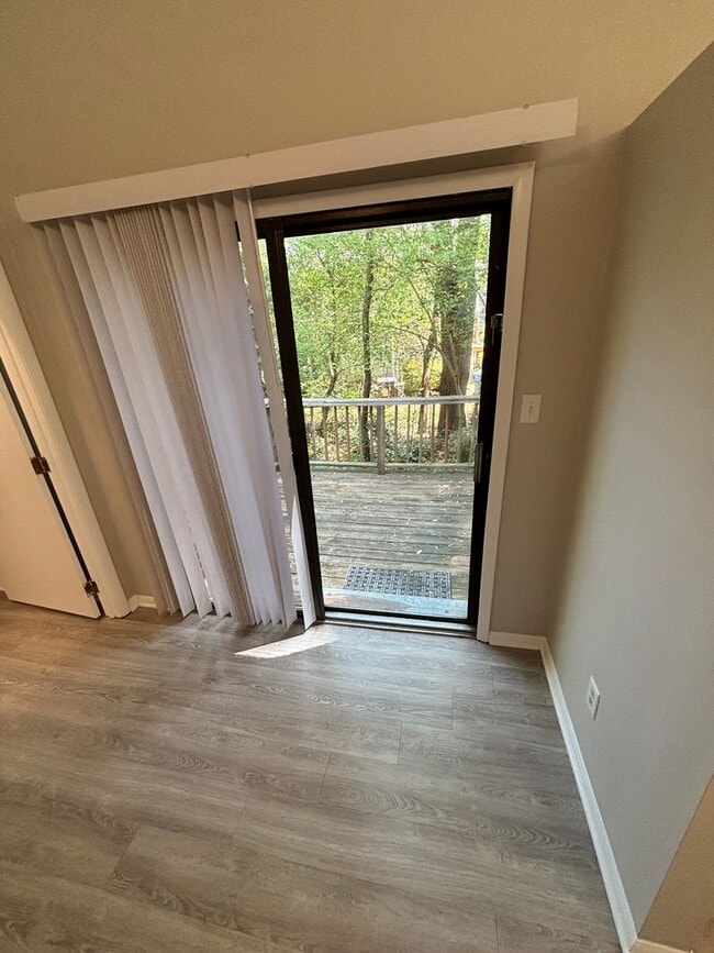 Building Photo - 2 Bedrooms / 1.5 Bathrooms ~ Crossroads Area ~