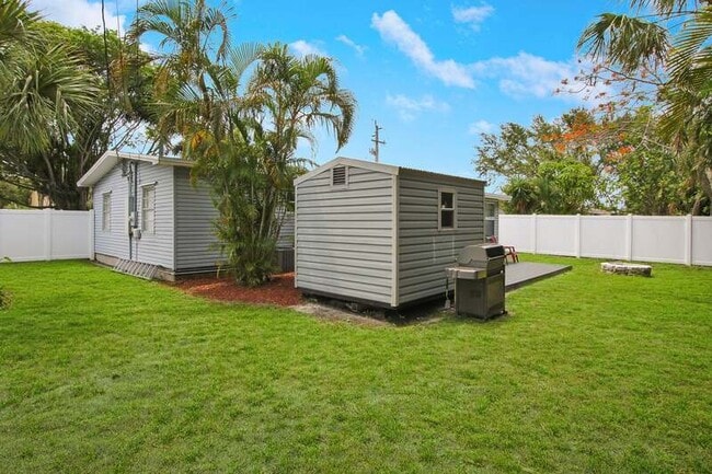 Building Photo - 601 N Pennock Ln