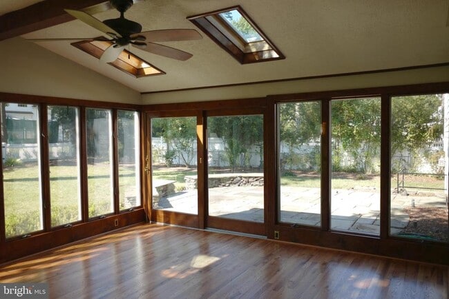 Building Photo - 1103 Neal Dr