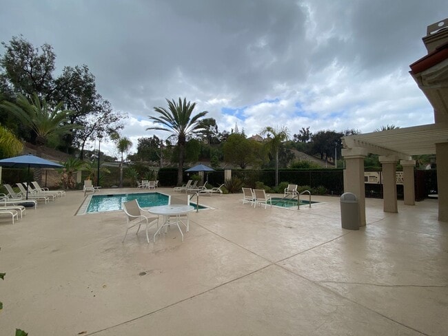 Building Photo - Beautifully Renovated 1-Bedroom Condo in R...