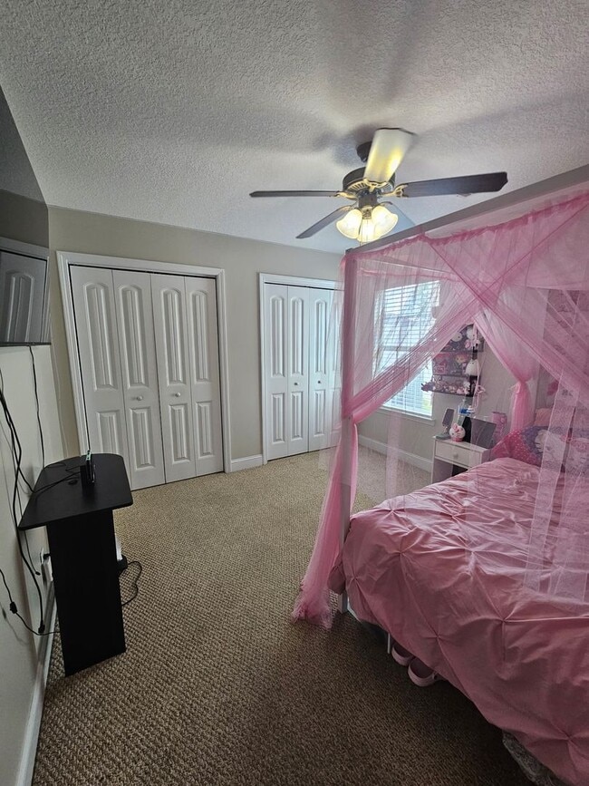 Building Photo - Spacious 5-Bedroom, 3-Bathroom Home for Re...