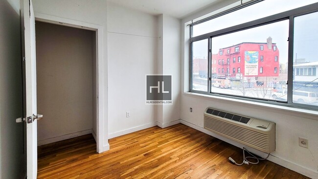 Building Photo - NOLL STREET / Spacious 2 Bed 1 Bath / Grea...