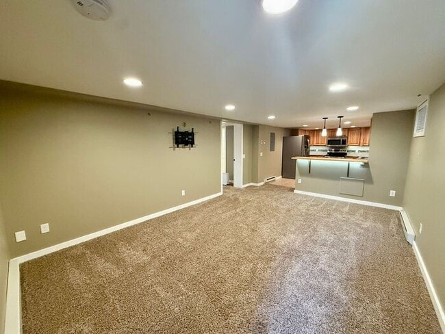 Building Photo - ***MOVE IN SPECIAL*** 2 WEEKS FREE Beautifully Remodeled 1 Bedroom / 1 Bath Unit in the Heart of ...
