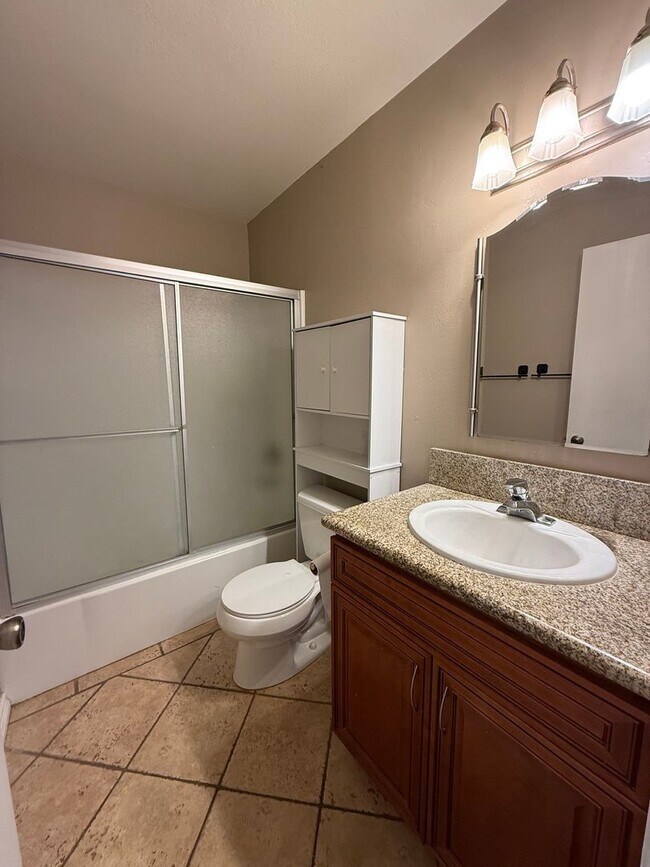 Building Photo - Charming Single-Level Townhome in Cape Concord