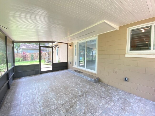 Building Photo - Wekiva home ready for move in! 3B/2B, 2 se...