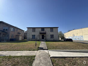 Building Photo - 1 bedroom and 1 bathroom unit available at...