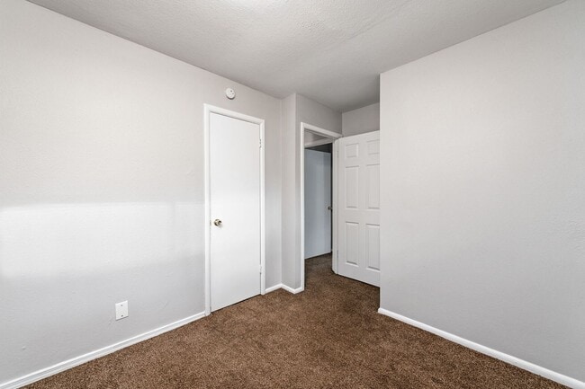 Building Photo - COMING SOON! 5 Bedrooms, 2 Bathrooms in Ka...