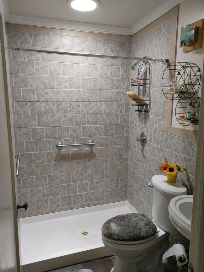 Building Photo - Charming Cottage in Park Circle — Modern Updates, Big Backyard!