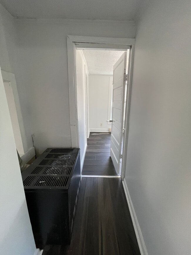 Building Photo - 2 bedroom bungalow in convenient Hillsboro...