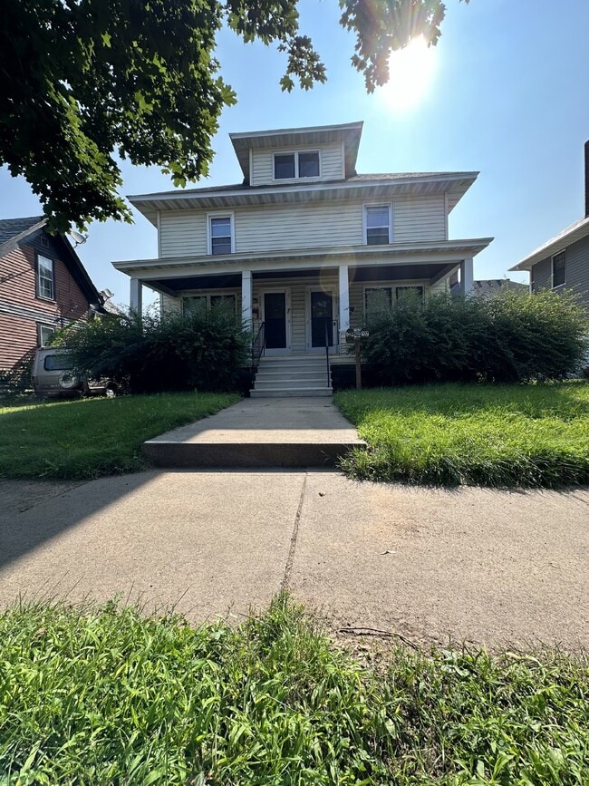 Building Photo - 3 bed 1 bath near UWEC! Available June 1st 2025