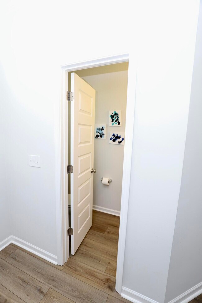 Building Photo - 1052 Ashcroft Cir