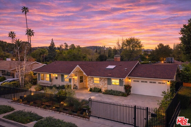 Building Photo - 4731 Deseret Dr