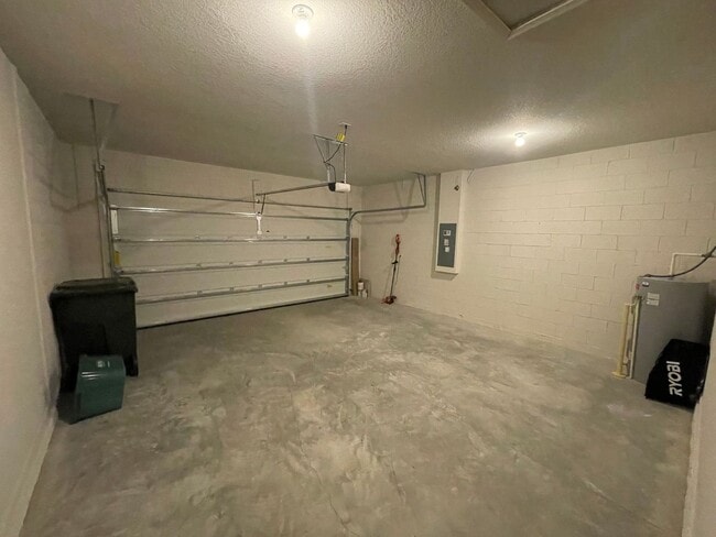 Building Photo - Beautiful 4 Bedroom 2 Bathroom home in Eagle Crest community