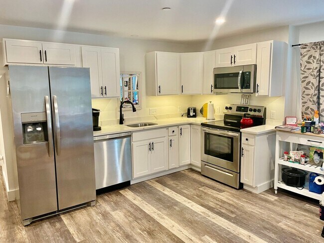 Building Photo - New 3 bed, 3 bath house with in law apt on...