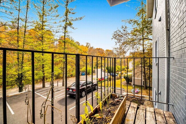 Building Photo - 5617 Happy Hollow Rd