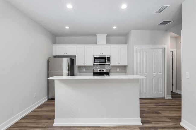Building Photo - Stunning Brand-New 3-Bedroom, 3-Bathroom H...