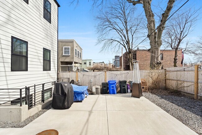 Building Photo - 631 Saratoga St
