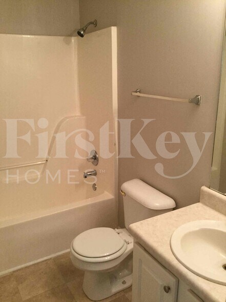 Building Photo - 5243 Round Table Dr