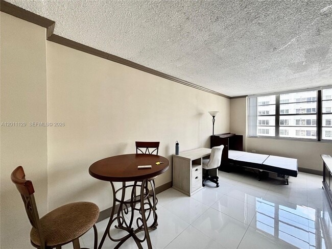 Building Photo - 999 Brickell Bay Dr