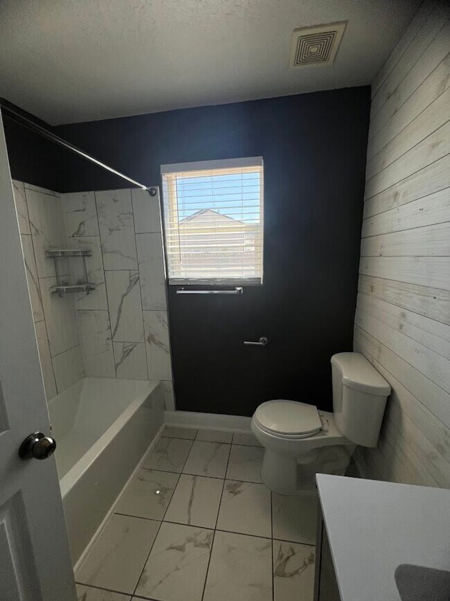 Building Photo - 4 bedroom Home Available
