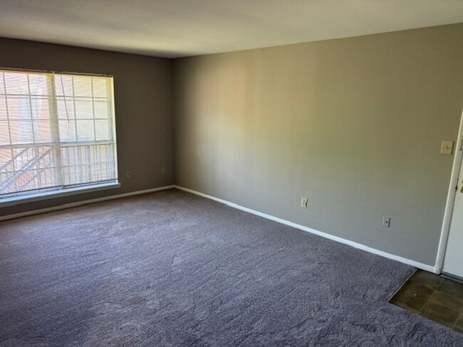 Building Photo - One Bedroom One Bath