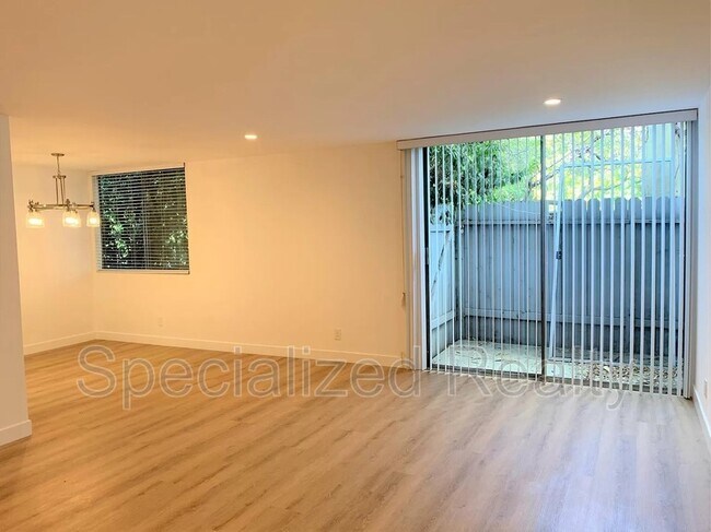 Building Photo - 12325 Moorpark St