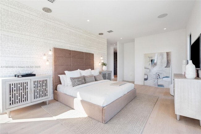 Building Photo - 9132 Dickens Ave