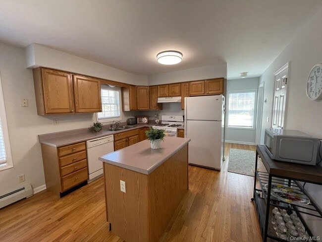 Building Photo - 59 Peconic Ave
