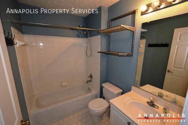 Building Photo - 631 Admiral Dr
