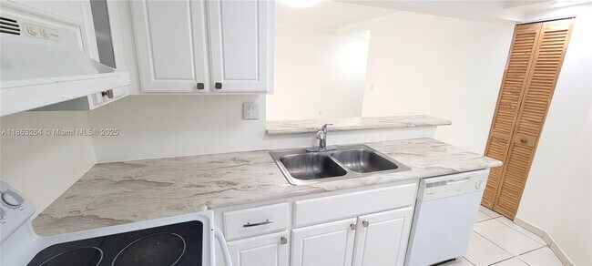 Building Photo - 9403 Fontainebleau Blvd