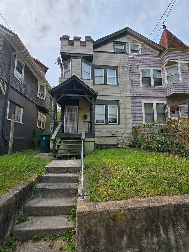 Building Photo - Convenient to Downtown and UC!