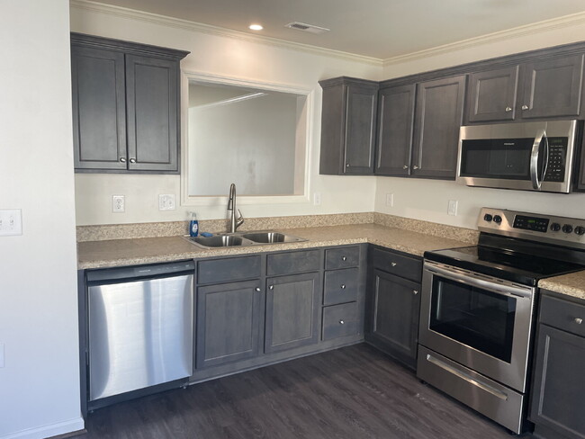 Building Photo - "Charming 2-Bed Townhouse with 2.5 Baths i...