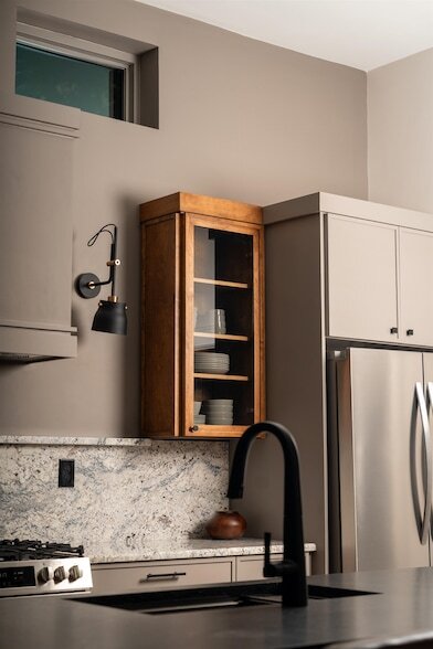 Building Photo - 612 W 8th Ave