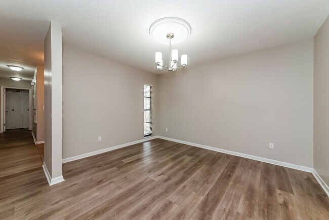 Building Photo - 3910 Briarlake Dr