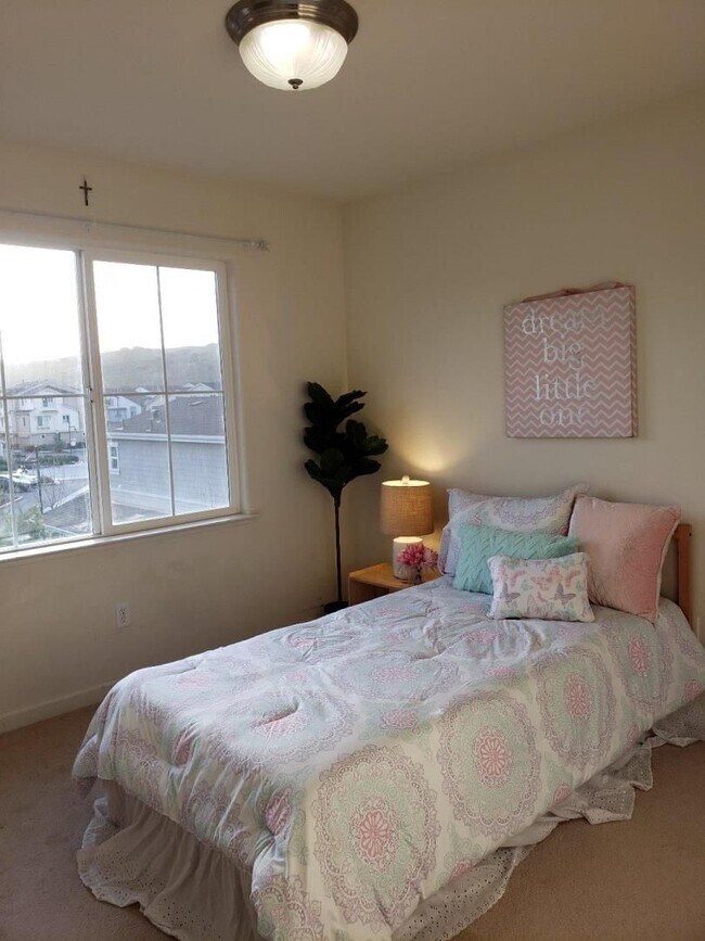 Building Photo - Exceptional 3 Bed 2.5 Bath Townhome in Mor...