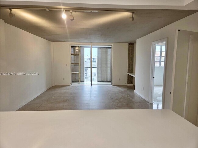 Building Photo - 16410 Miami Dr