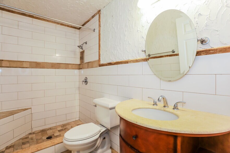 Building Photo - 1563 Bay Harbor Dr