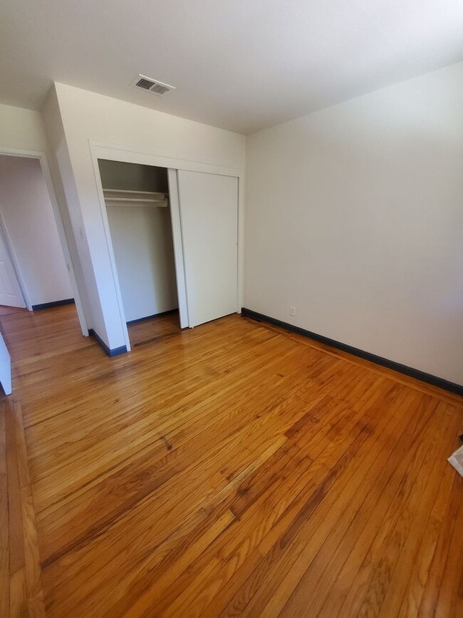 Building Photo - Single story 3/2 w/ large "extra" room & l...