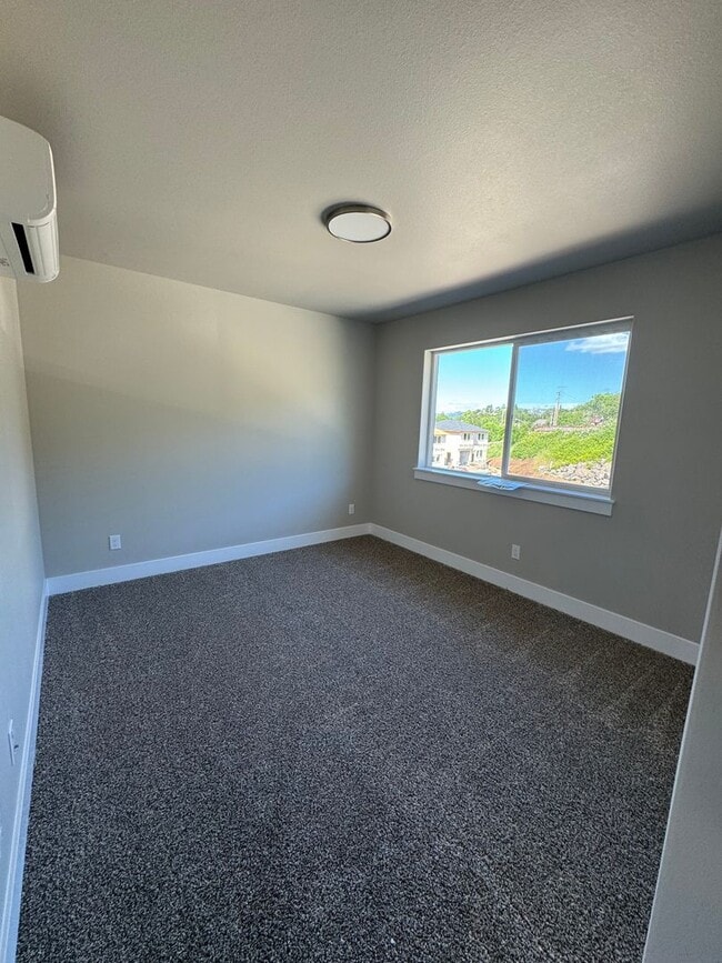 Building Photo - Newer West Roseburg 3-Bedroom, 2.5-Bath Townhouse