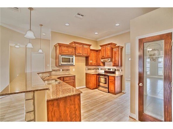 Building Photo - 2118 Yturria Dr