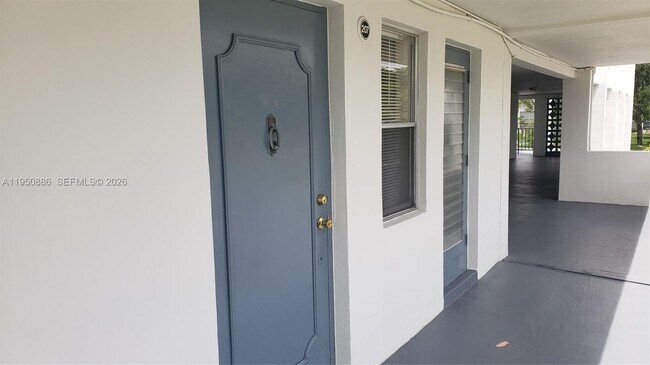 Building Photo - 950 Hillcrest Dr