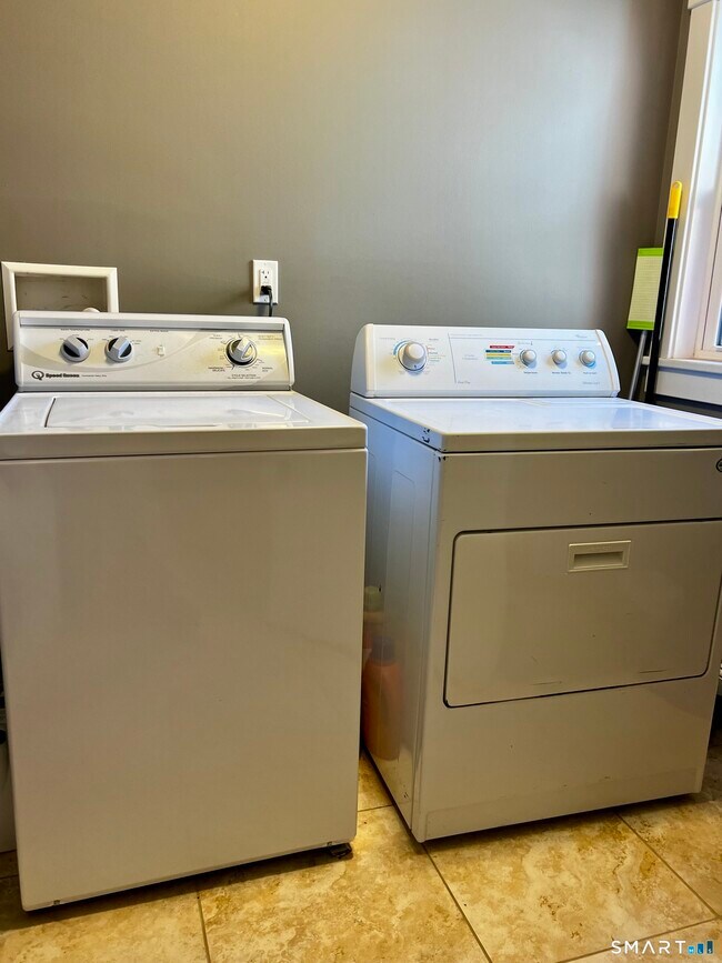 Building Photo - 353 Main St