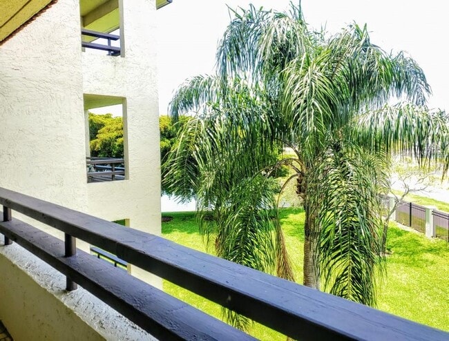 Building Photo - 106 1st St E