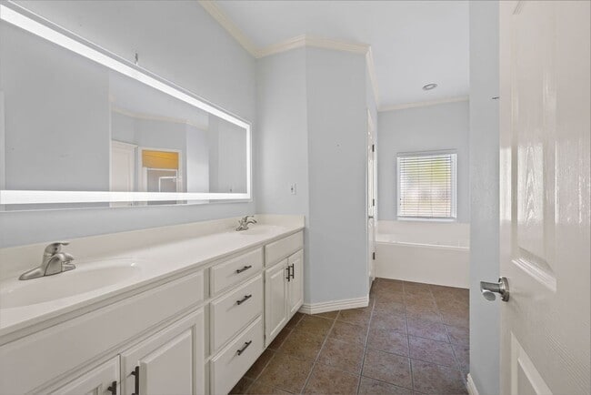 Building Photo - Spacious 3-Bedroom, 2.5 Bathroom Home in Woods Creek - Prime Bentonville Location