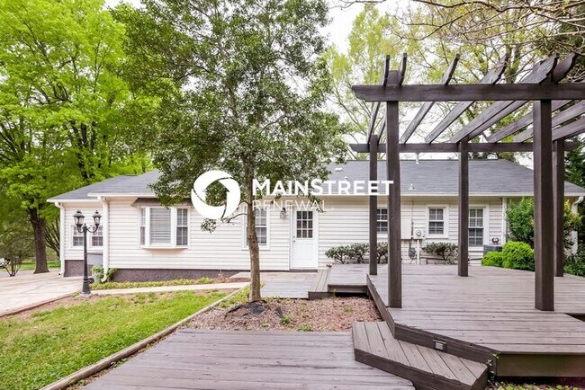 Building Photo - 4 Bedroom Pet-Friendly Home in Charlotte, NC with Main Street Renewal