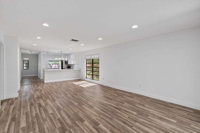 Building Photo - 8536 Casa Del Lago