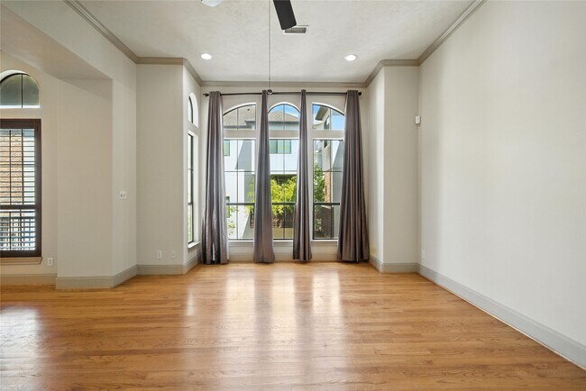 Building Photo - 2318 Camden Dr