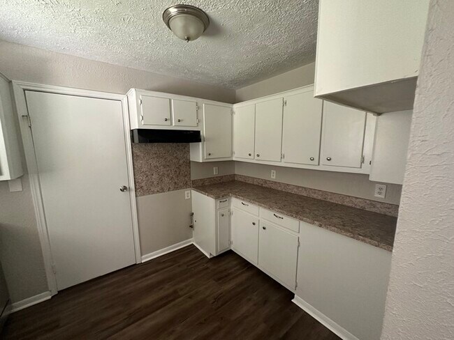 Building Photo - 8 Lanes End