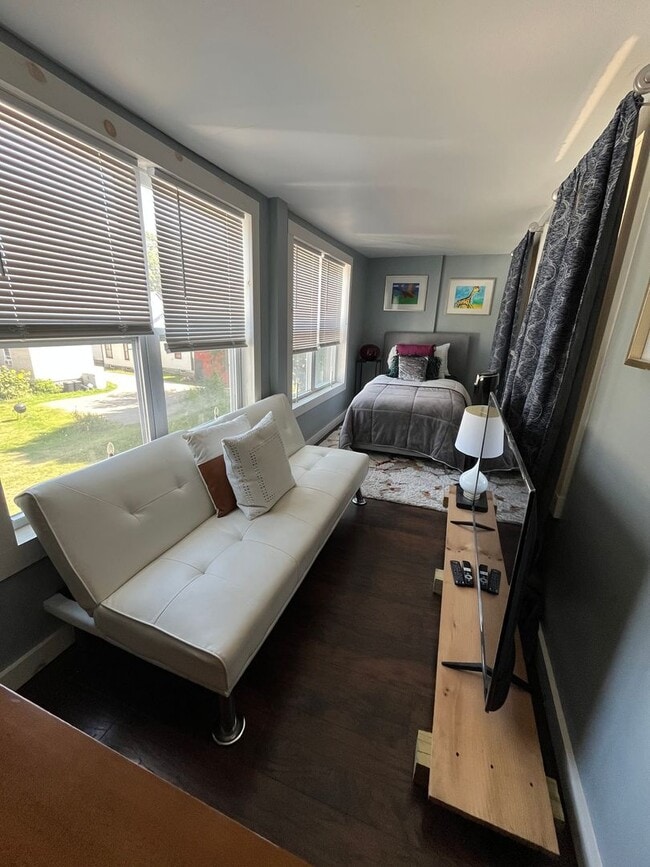 Building Photo - Fully Furnished Single Family House for Re...